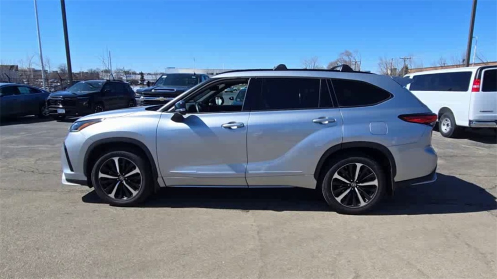Vehicle image 2 of 39