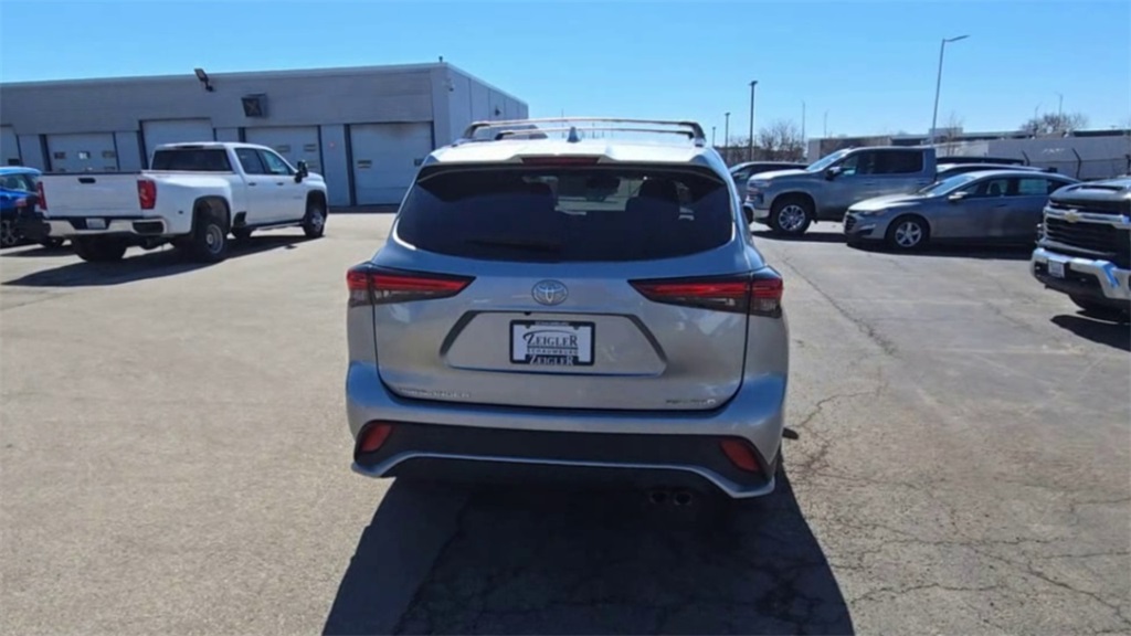 Vehicle image 4 of 39