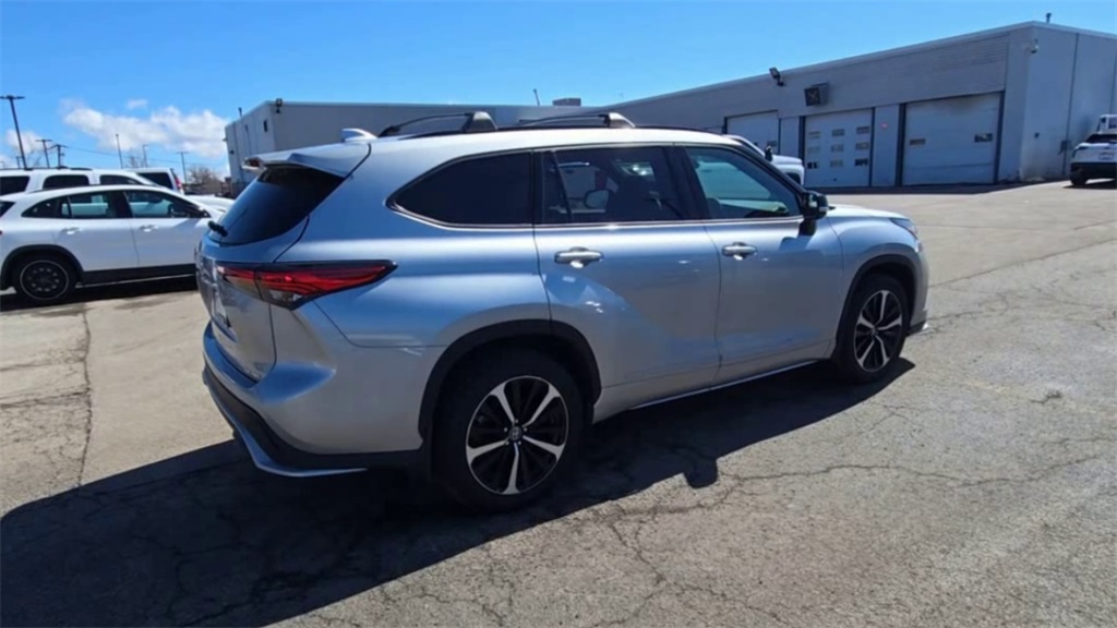 Vehicle image 3 of 39