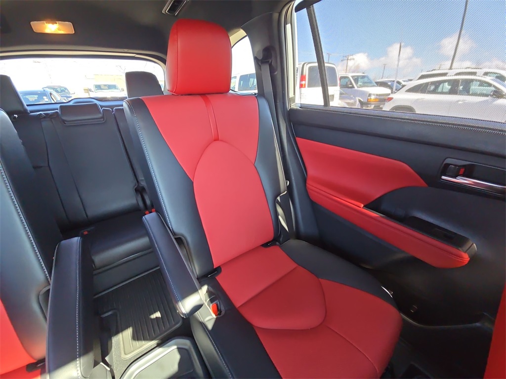 Vehicle image 14 of 39