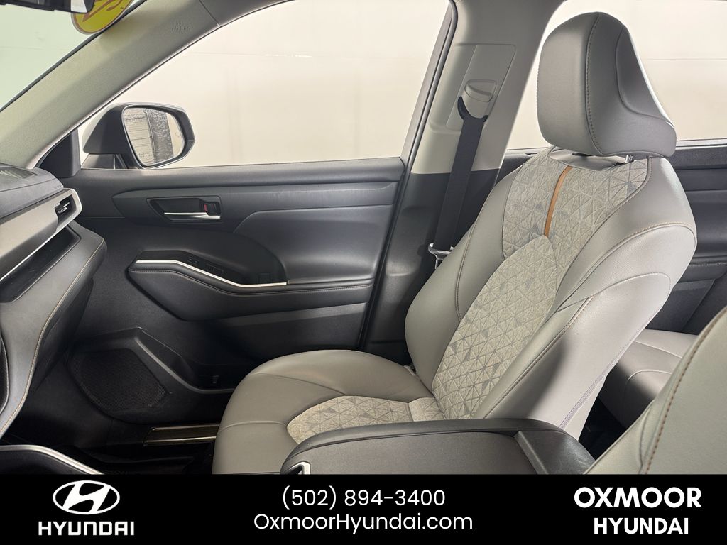 Vehicle image 13 of 31