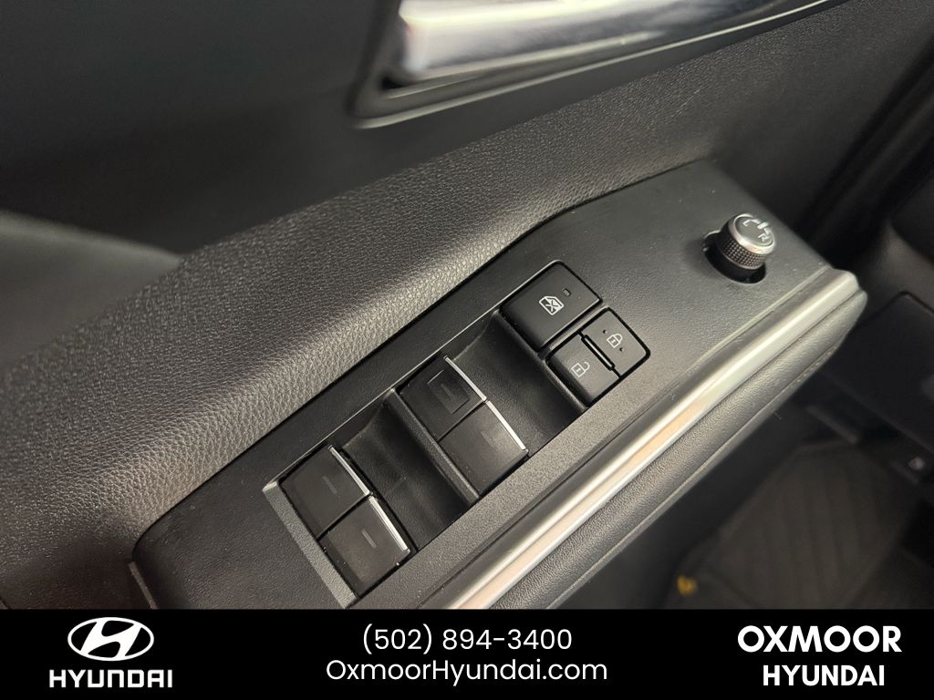 Vehicle image 27 of 31