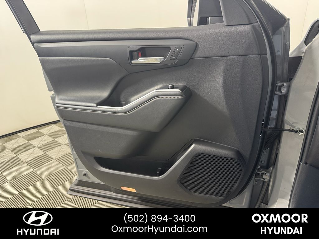 Vehicle image 26 of 31