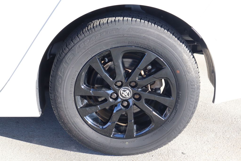 Vehicle image 37 of 40