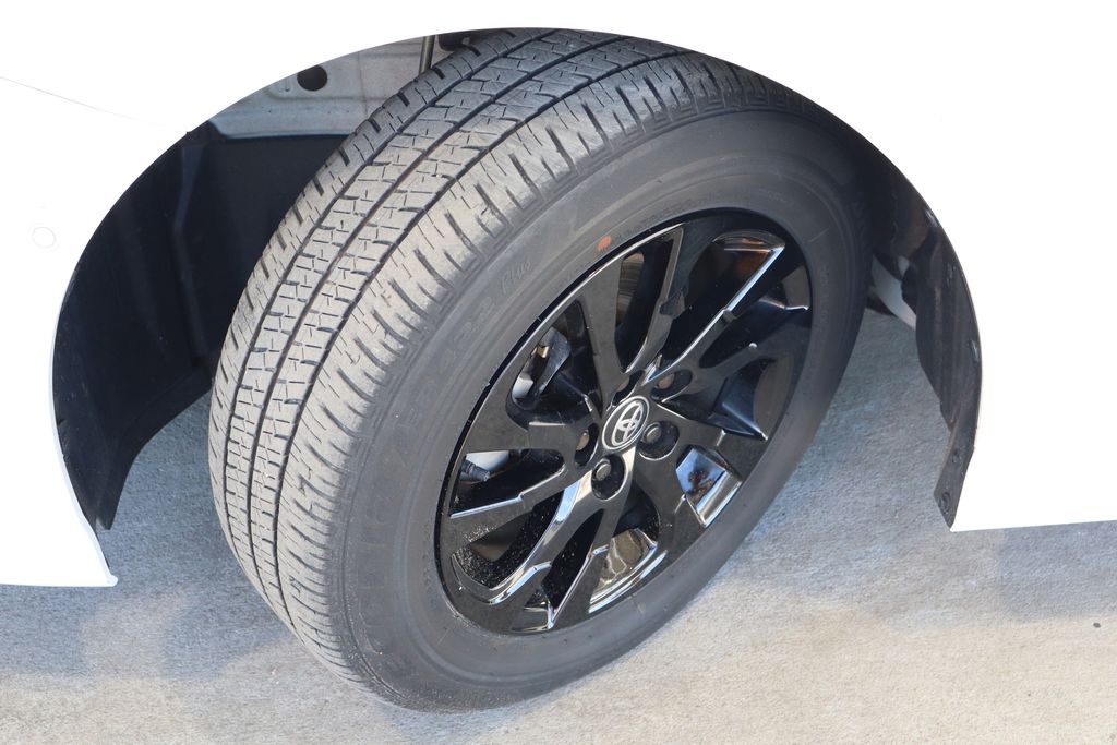 Vehicle image 36 of 40