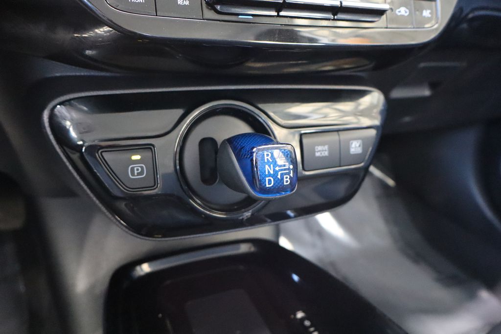 Vehicle image 33 of 40