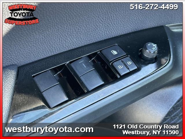 Vehicle image 19 of 34