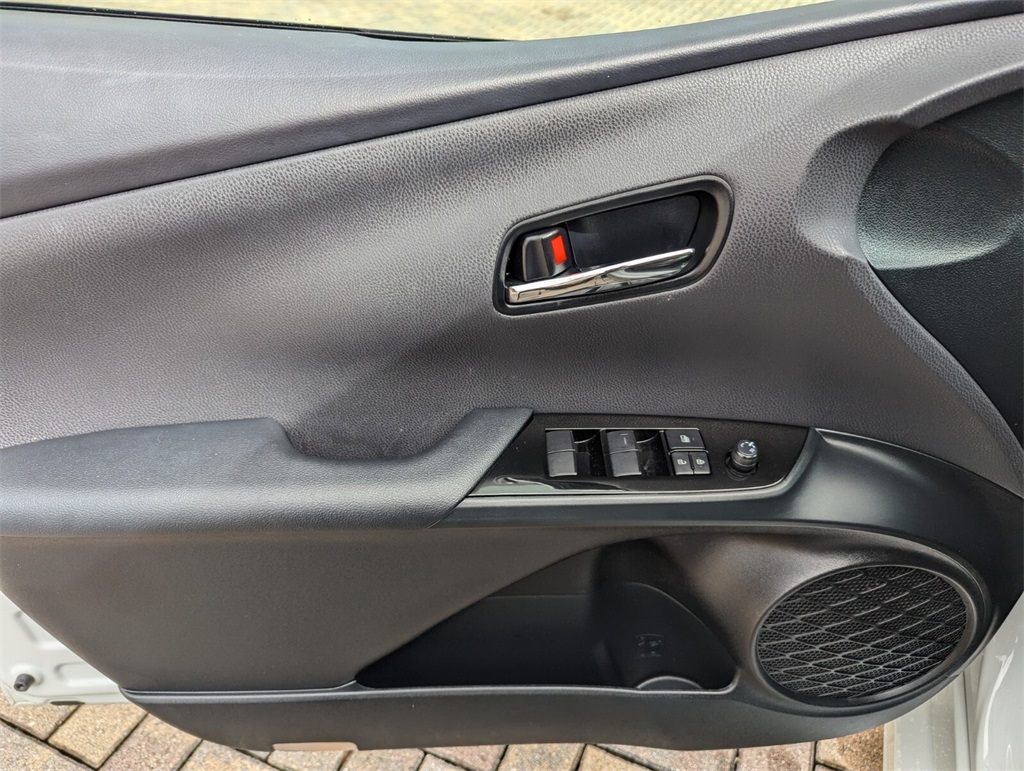Vehicle image 27 of 34
