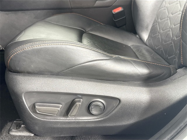 Vehicle image 25 of 40