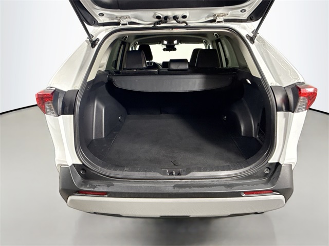 Vehicle image 32 of 40
