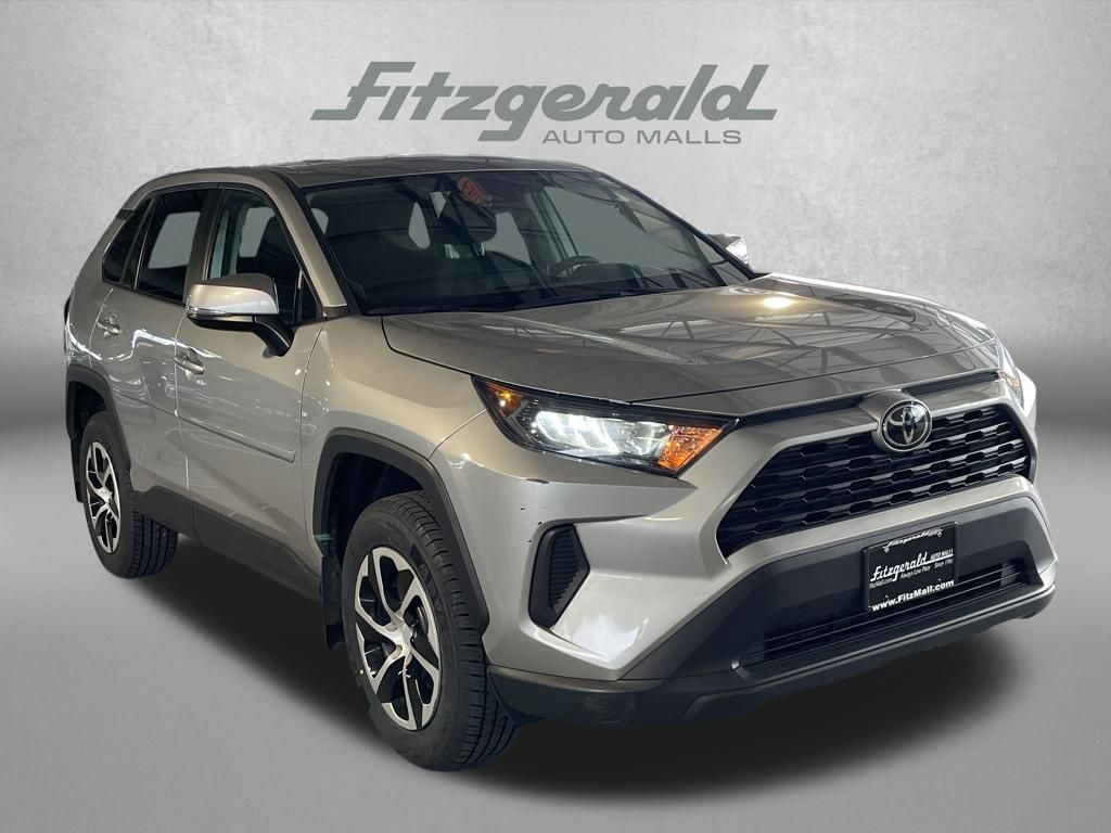 2022 Toyota RAV4 LE Image 3 of 34