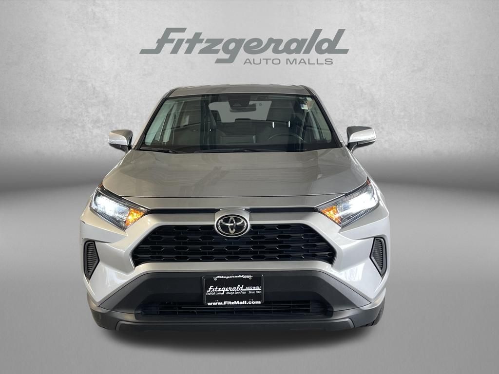 2022 Toyota RAV4 LE Image 2 of 34