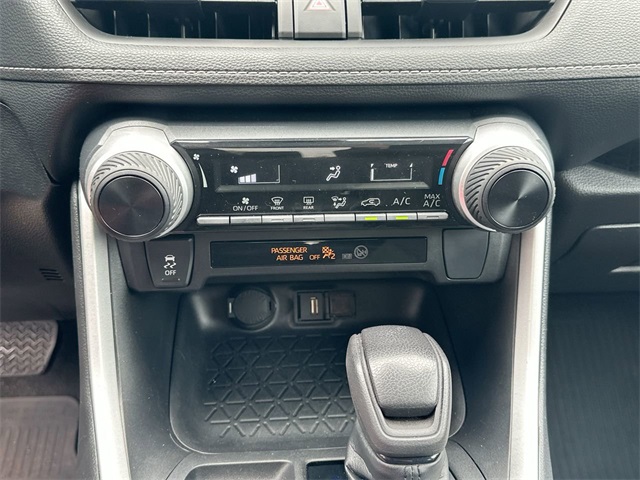 Vehicle image 28 of 32