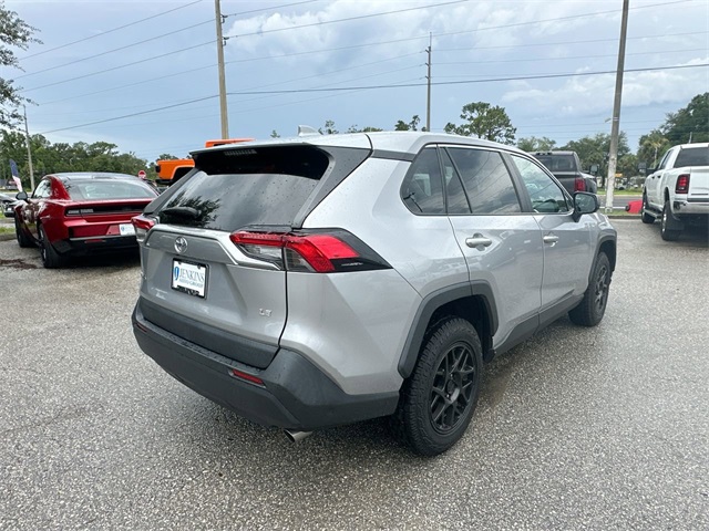Vehicle image 4 of 32