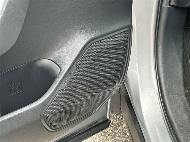 Vehicle image 27 of 32