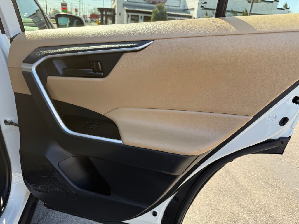 Vehicle image 25 of 35
