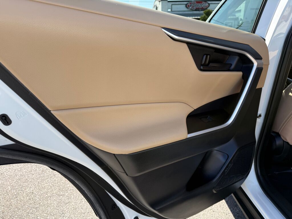 Vehicle image 23 of 35
