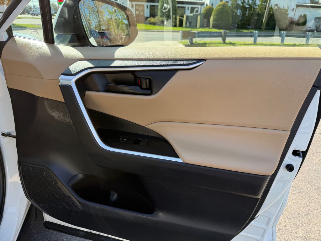 Vehicle image 27 of 35