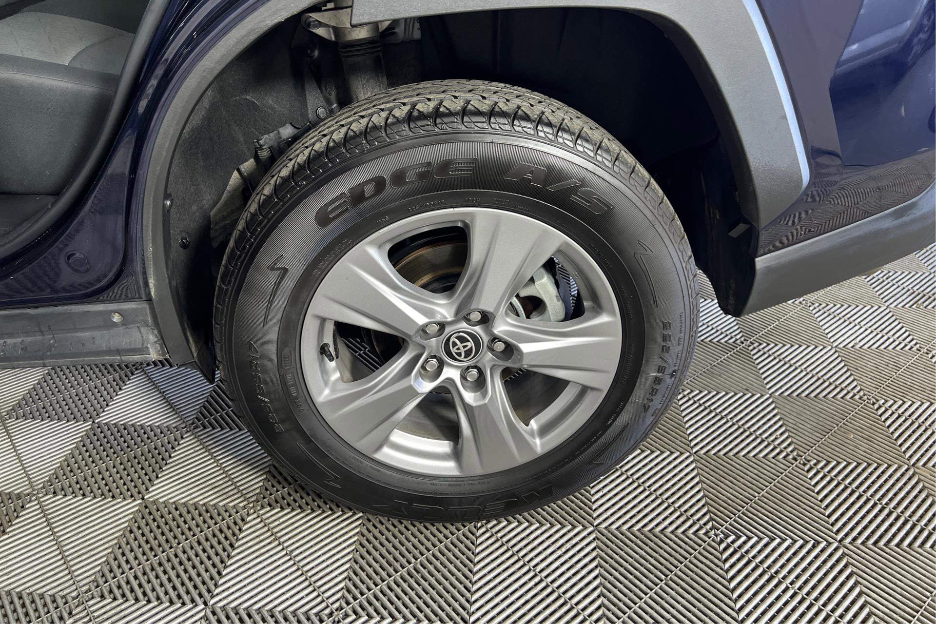 Vehicle image 19 of 25