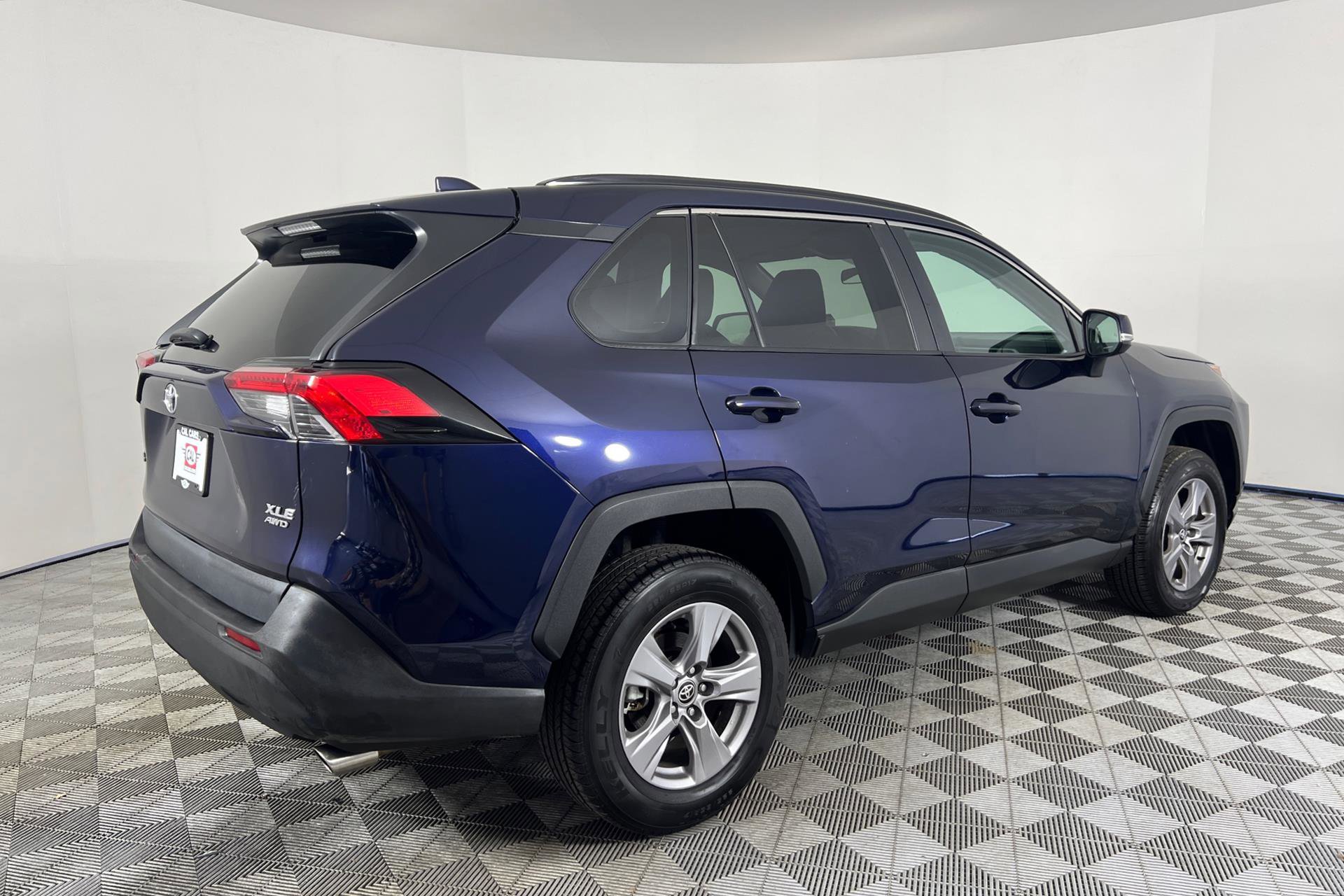 Vehicle image 4 of 25