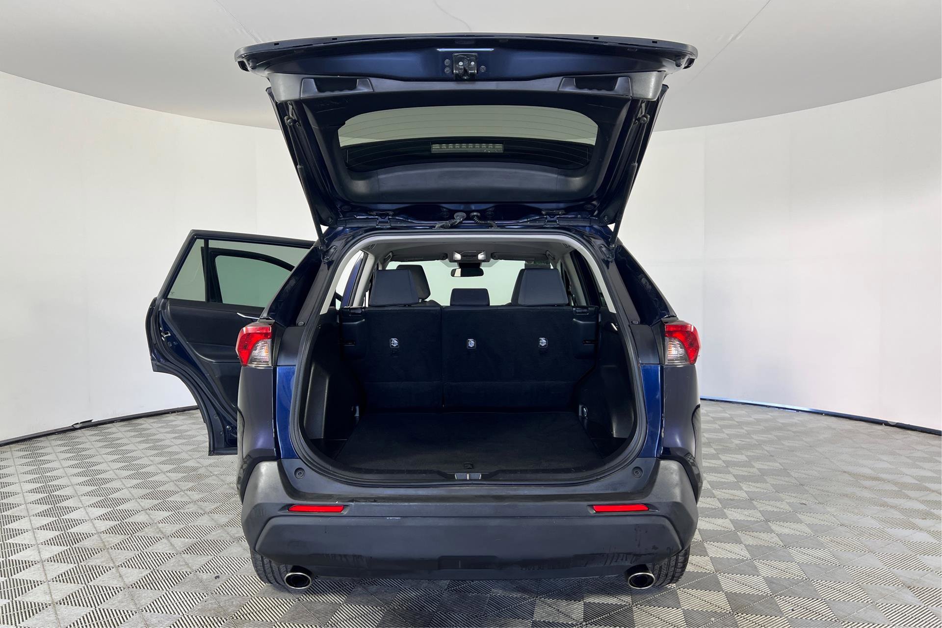 Vehicle image 9 of 25