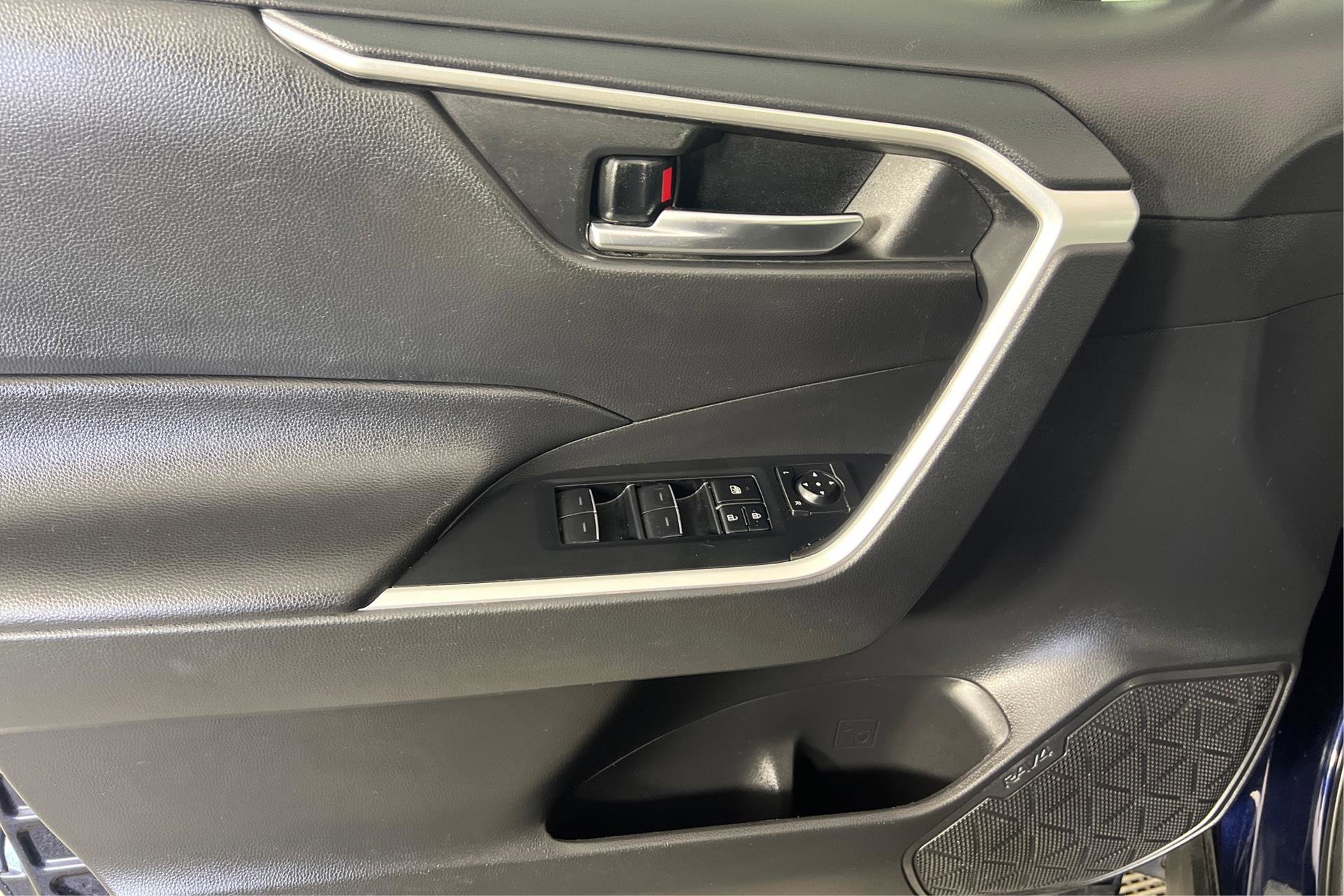 Vehicle image 17 of 25