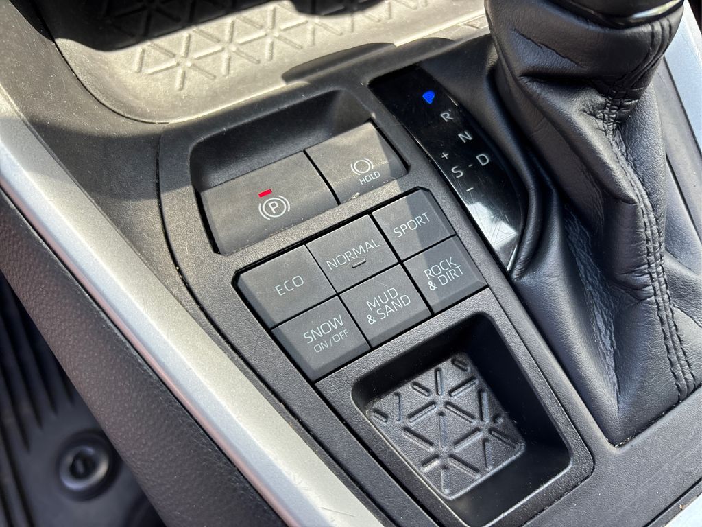 Vehicle image 33 of 41