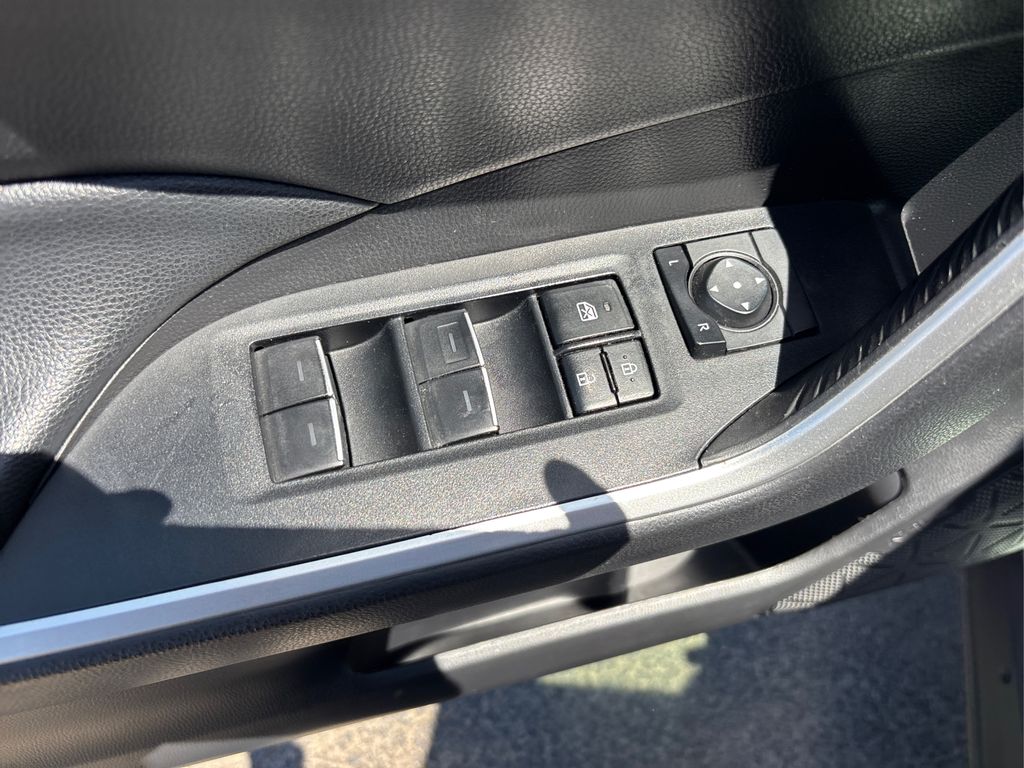 Vehicle image 34 of 41