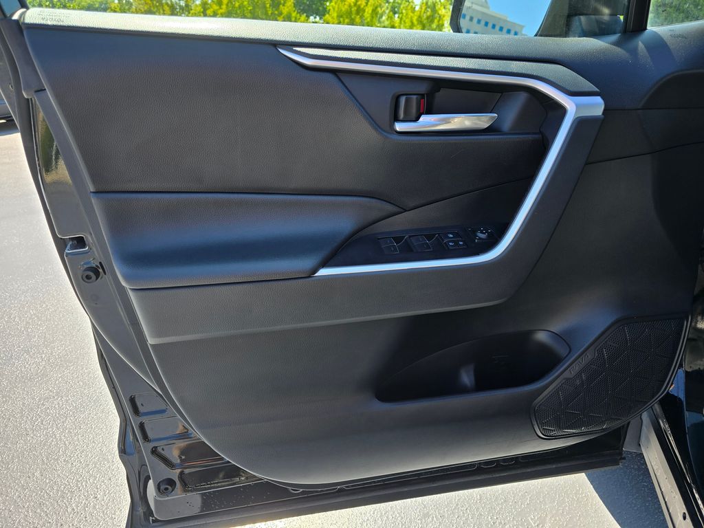 Vehicle image 27 of 30