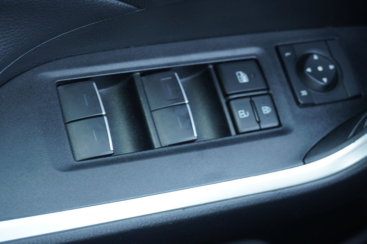 Vehicle image 28 of 35