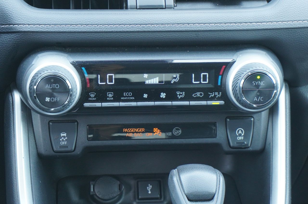 Vehicle image 17 of 35