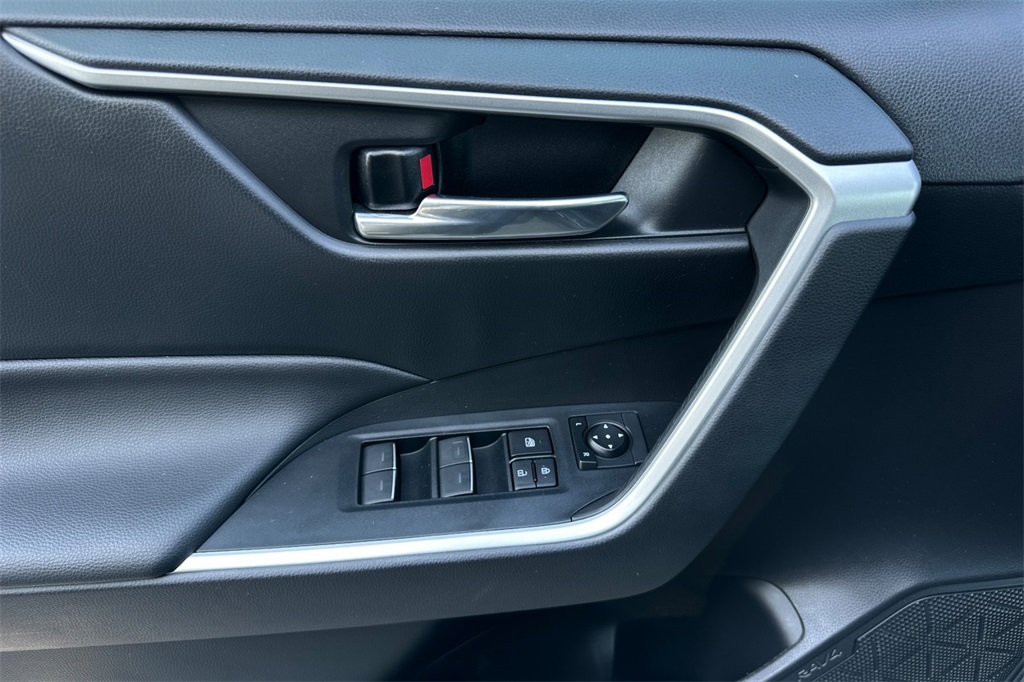 Vehicle image 22 of 31