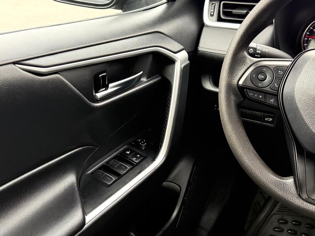 Vehicle image 25 of 40
