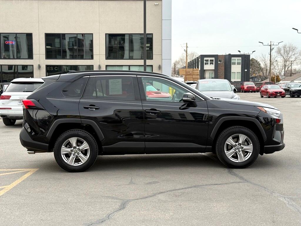 Vehicle image 4 of 40