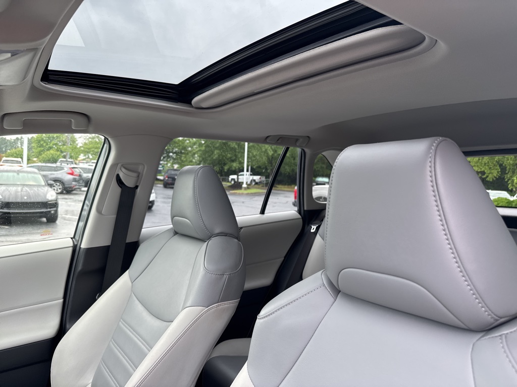 Vehicle image 11 of 15