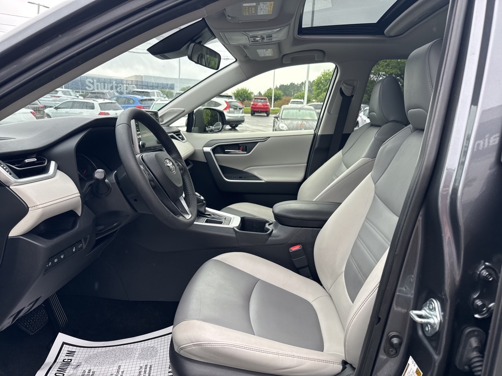Vehicle image 8 of 15
