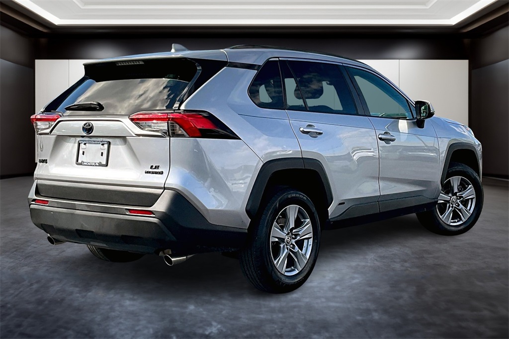 Vehicle image 4 of 40