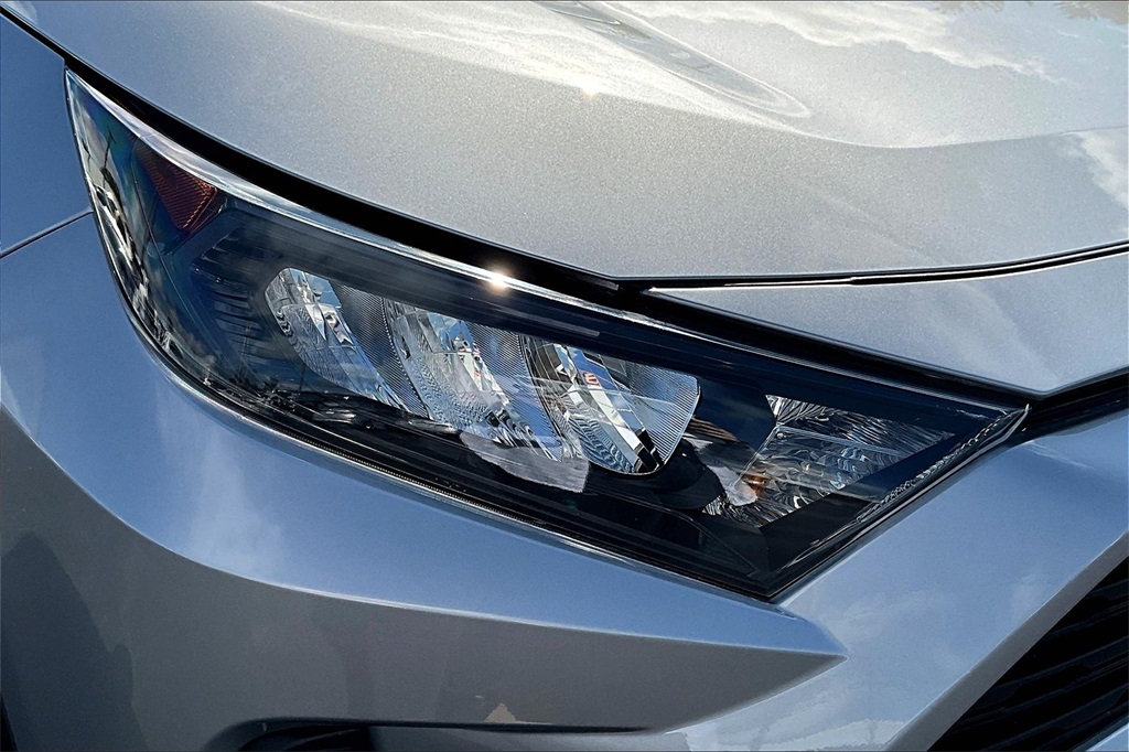 Vehicle image 28 of 40