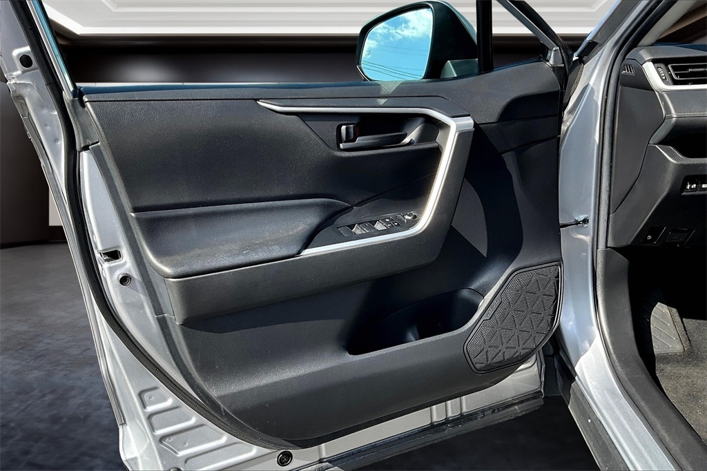 Vehicle image 22 of 40