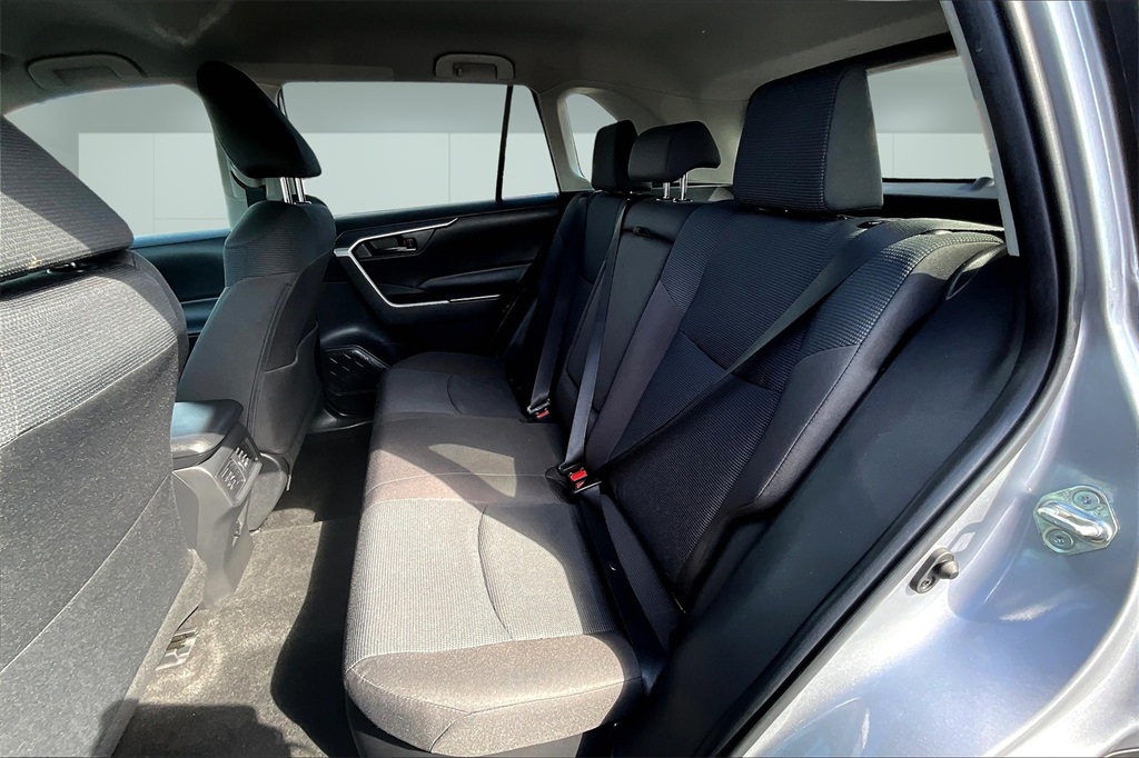 Vehicle image 25 of 40