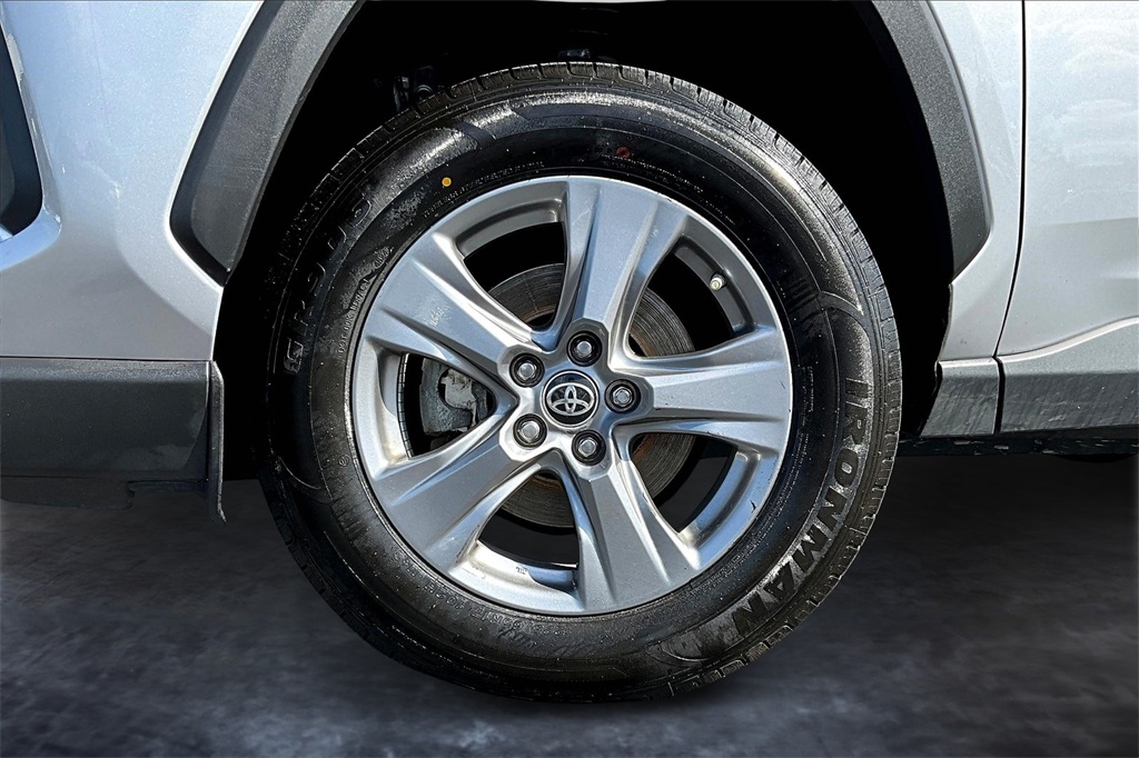 Vehicle image 11 of 40
