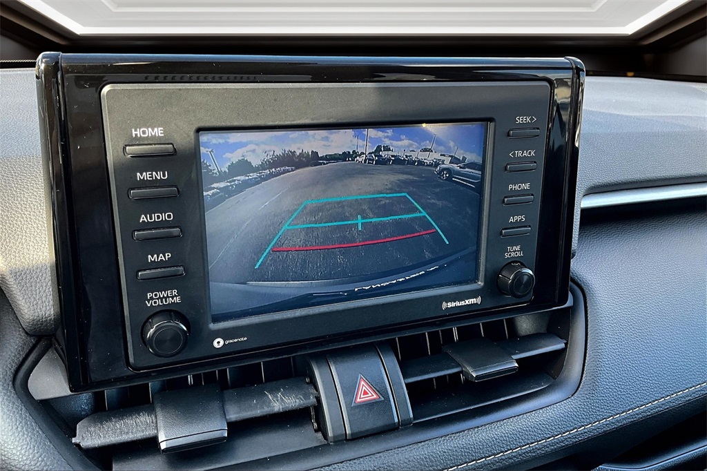 Vehicle image 21 of 40