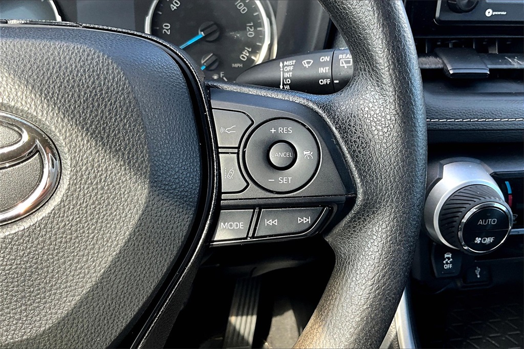 Vehicle image 19 of 40