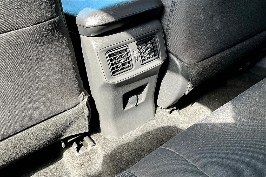 Vehicle image 31 of 40