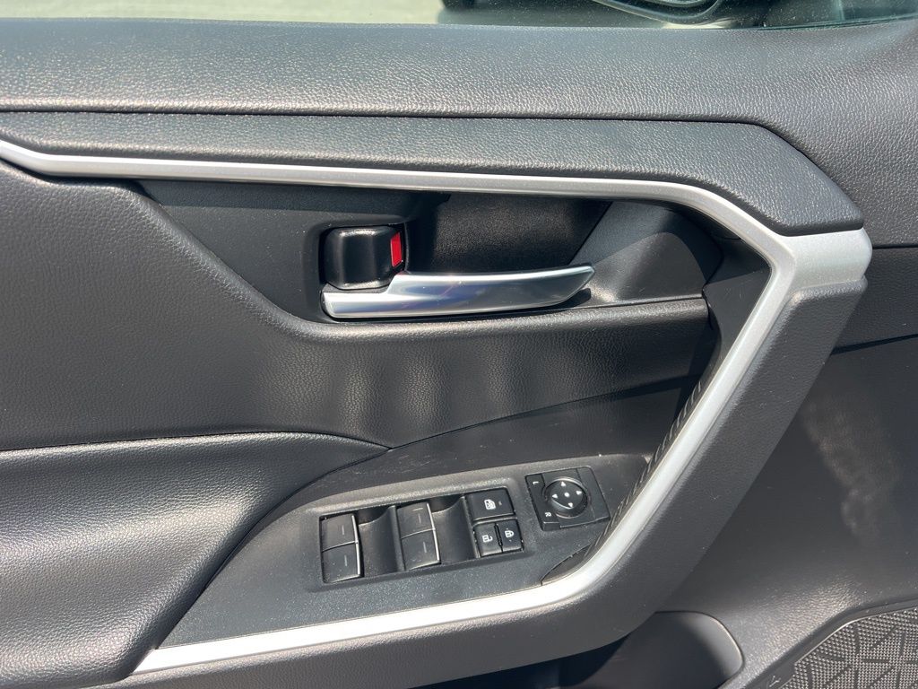 Vehicle image 18 of 22