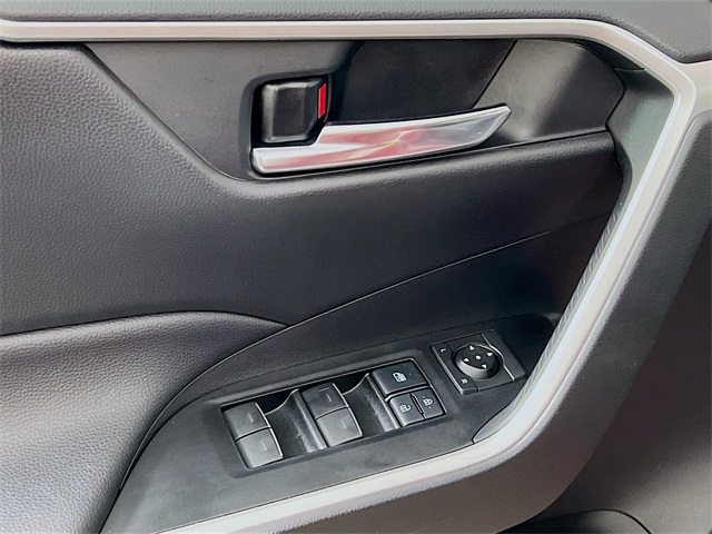 Vehicle image 9 of 42