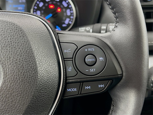 Vehicle image 33 of 42