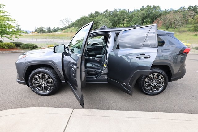 Vehicle image 3 of 41