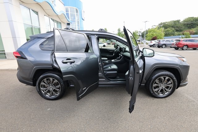 Vehicle image 10 of 41