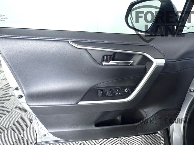 Vehicle image 37 of 42